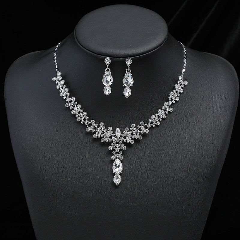 Eprolo light luxury female versatile clavicle chain layered over a sweater, stylish jewelry accessory for modern fashion.