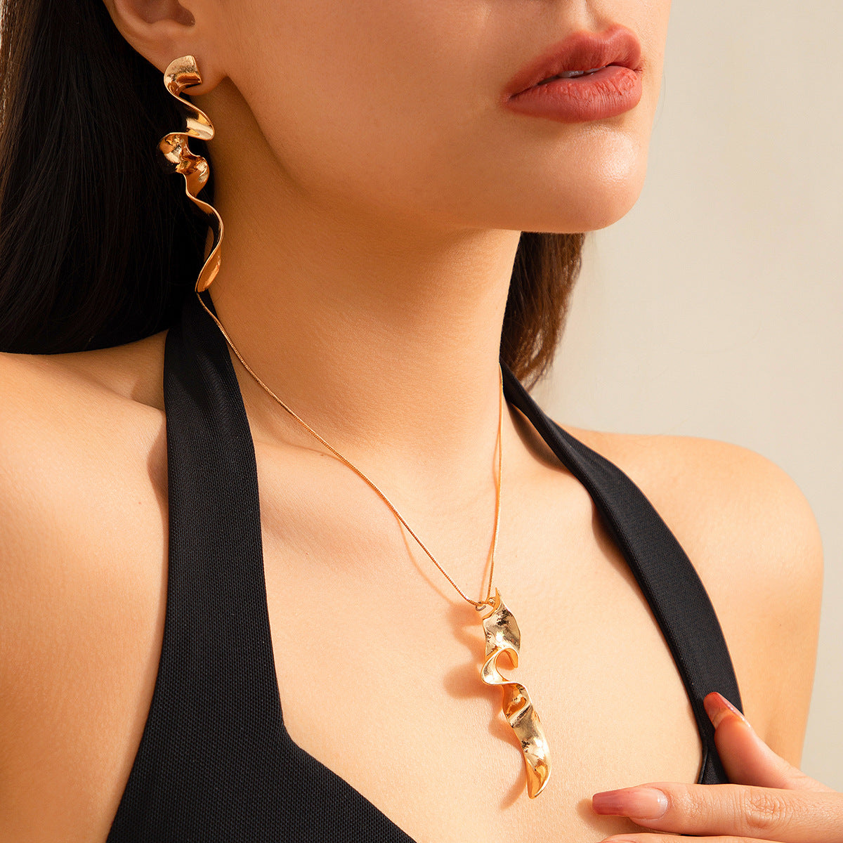 Cold Wind Geometric Twist Design Necklace Spiral Liquid Metal Necklace