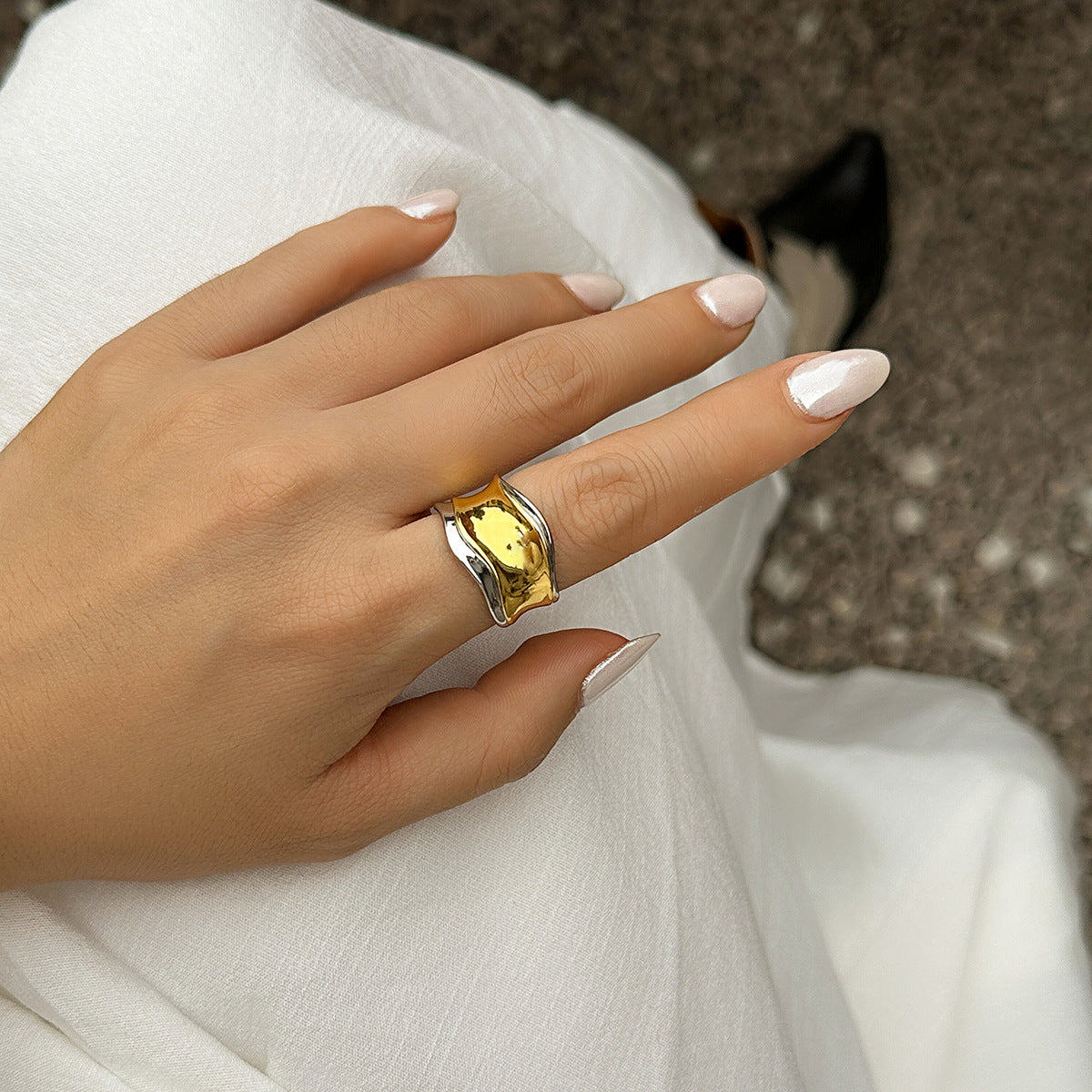 Eprolo retro irregular ripple ring with exaggerated concave and convex design in alloy, showcasing a unique, personalized jewelry piece.