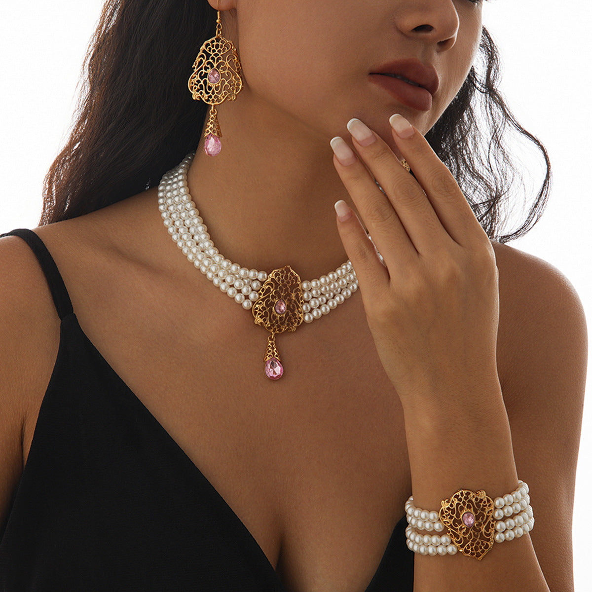 Light luxury eprolo choker necklace set with retro pearls and rhinestones, featuring a stylish and elegant design.