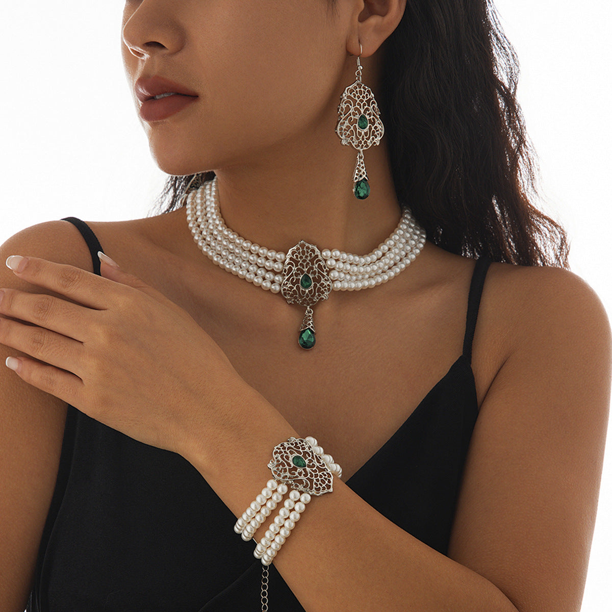 Light luxury eprolo choker necklace set with retro pearl and rhinestone design, featuring a stylish and elegant jewelry look.