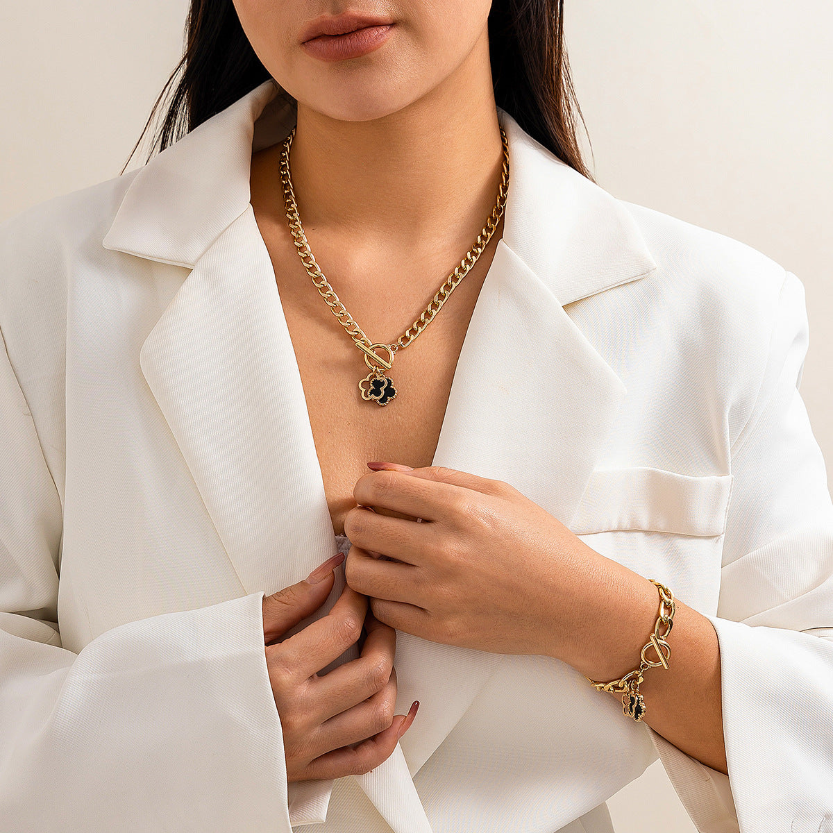 Five petal flower necklace, niche, light luxury design, high-end feeling, collarbone chain