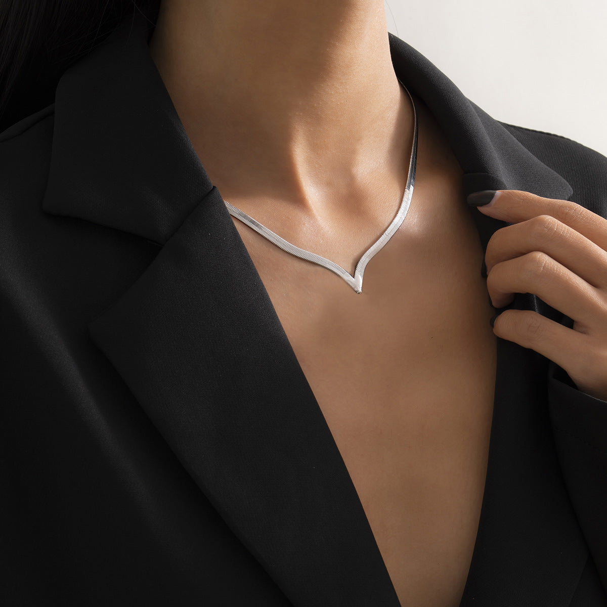 Metal snake bone V-chain necklace by eprolo featuring a bold snake bone pendant and a sleek V-shaped chain for street style.