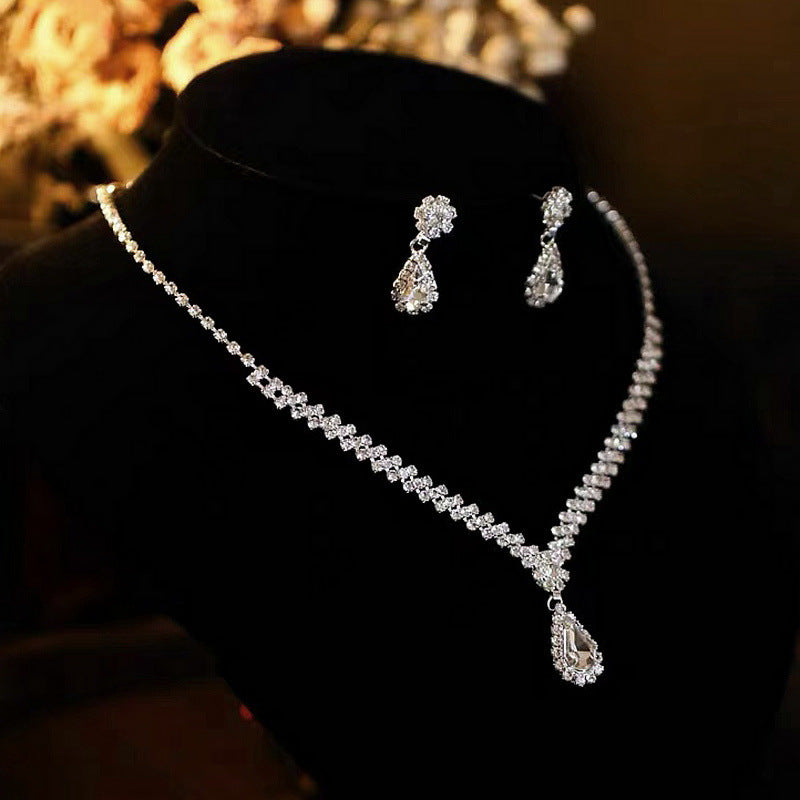 Water drop necklace and earrings set with claw chain design by eprolo, featuring elegant jewelry with a delicate water drop pendant.