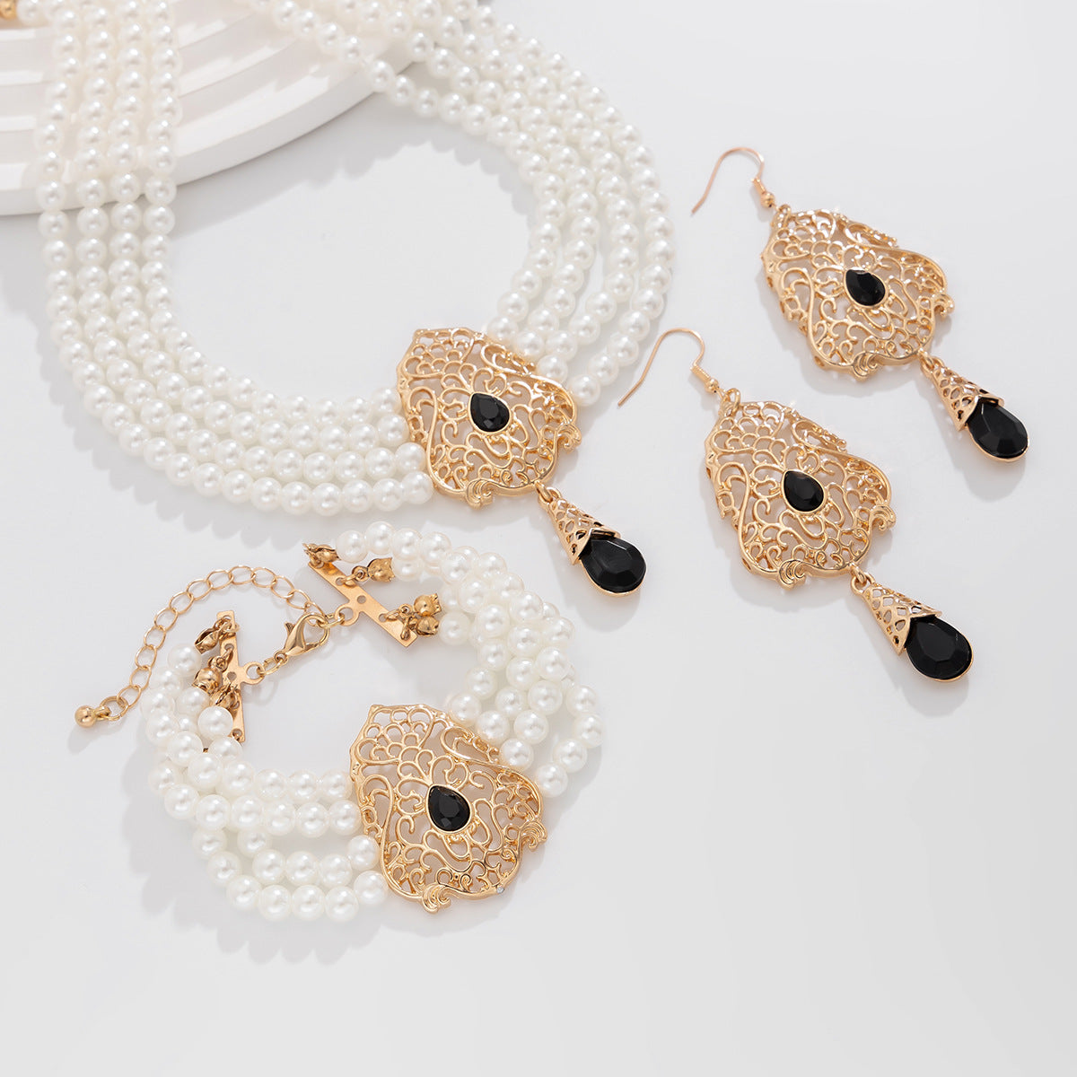 Light luxury retro pearl and rhinestone choker necklace set by eprolo featuring elegant, sparkling jewelry for special occasions.