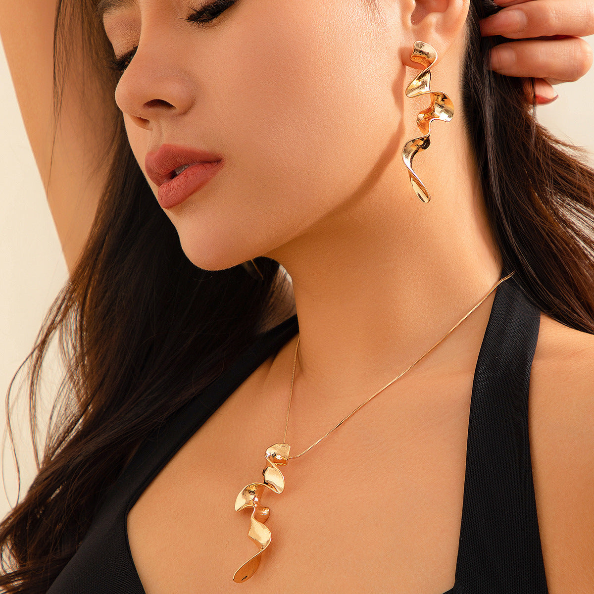 Cold Wind Geometric Twist Design Necklace Spiral Liquid Metal Necklace