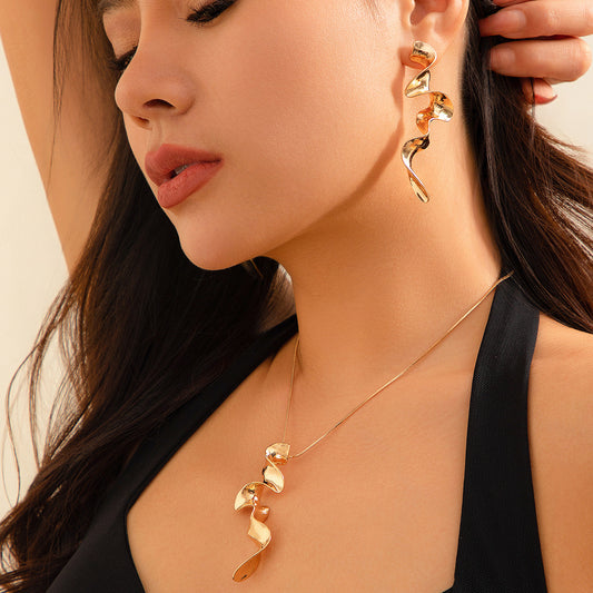 Cold Wind Geometric Twist Design Necklace Spiral Liquid Metal Necklace