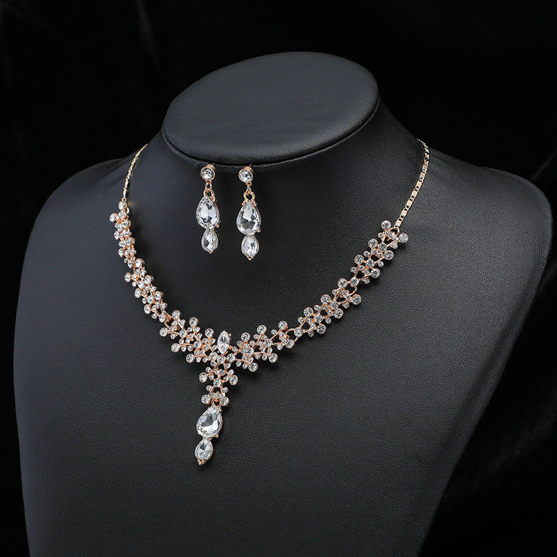 Eprolo light luxury female versatile clavicle chain layered over a sweater, showcasing elegant jewelry style.