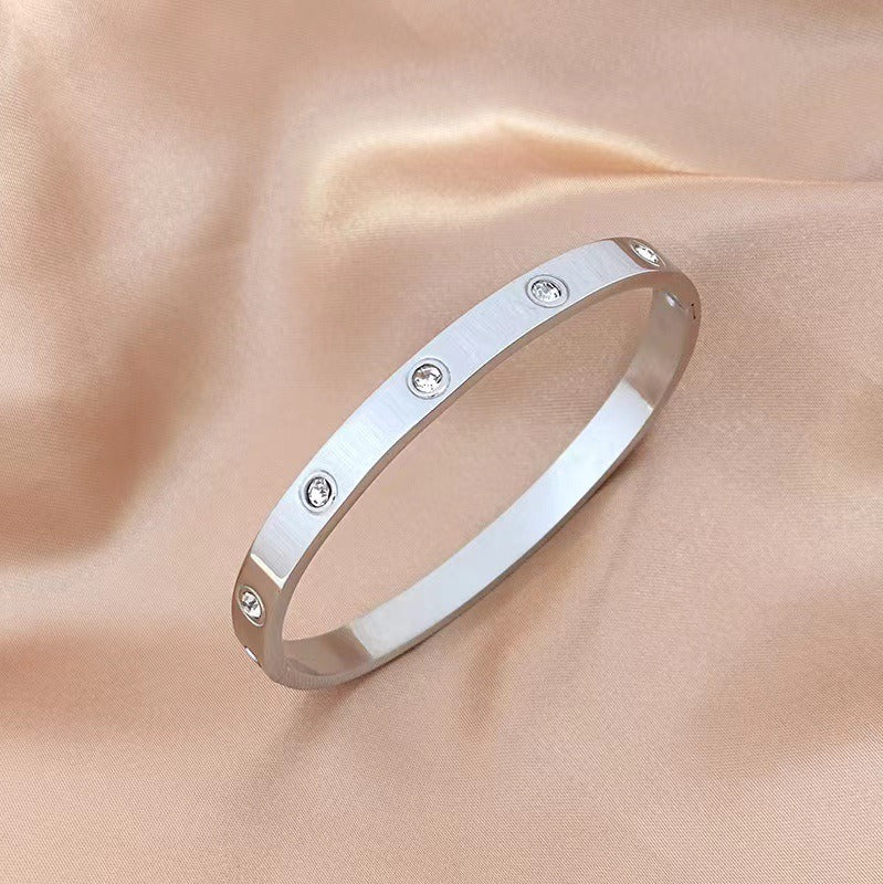 Fashionable and luxurious, European and American minimalist and non fading bracelet - AstroVerse™