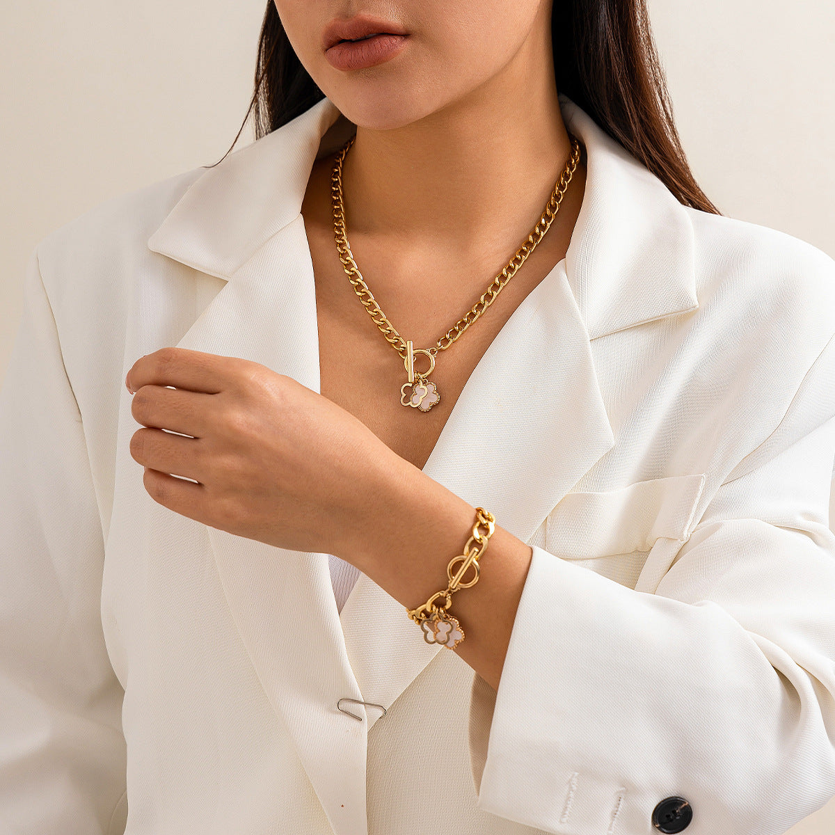 Five petal flower necklace, niche, light luxury design, high-end feeling, collarbone chain