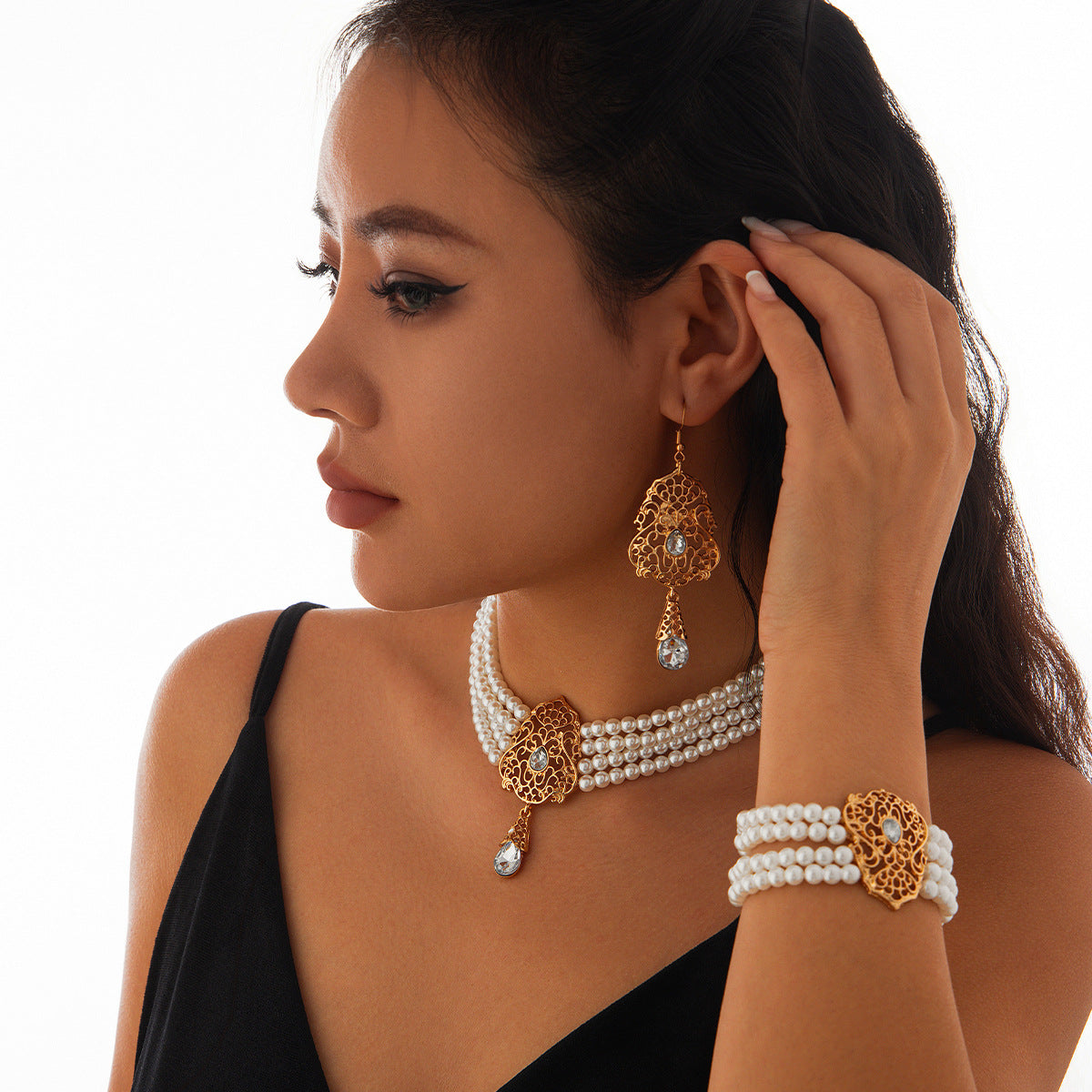 Elegant light luxury choker necklace set with retro pearl and rhinestone design, featuring a stylish eprolo jewelry set.