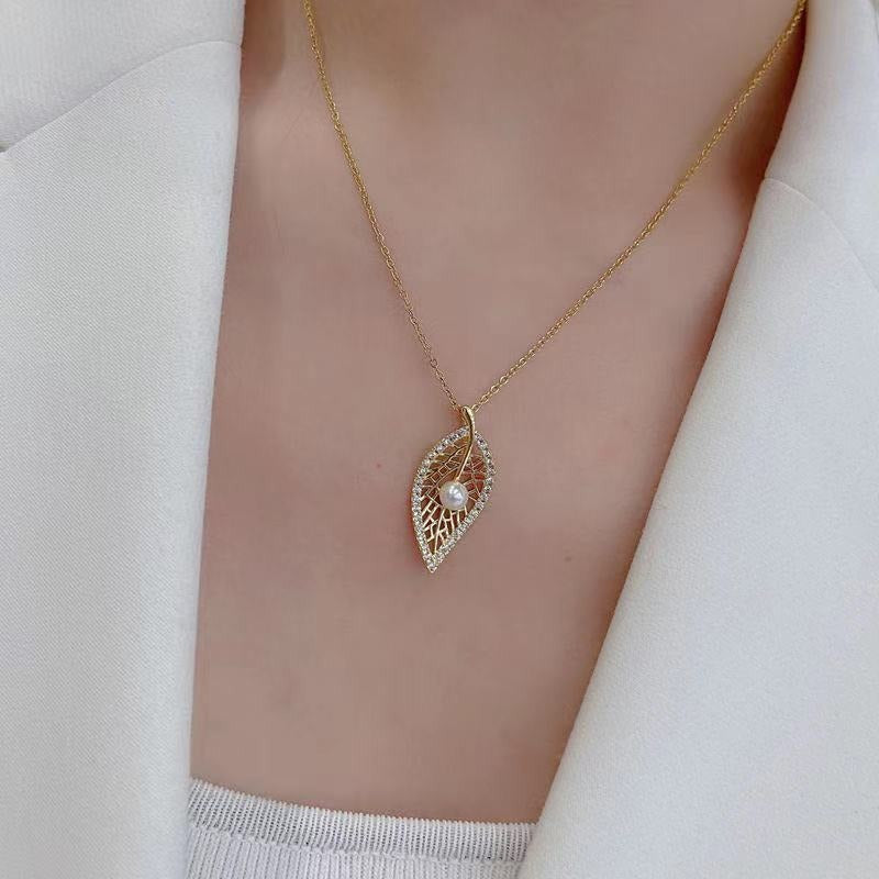 Leaf Necklace Women's Summer Light Luxury High end New Internet Celebrity Versatile Collar Chain Short Style - AstroVerse™